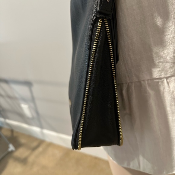 Aldo messenger bag with expandable zipper - Picture 3 of 8